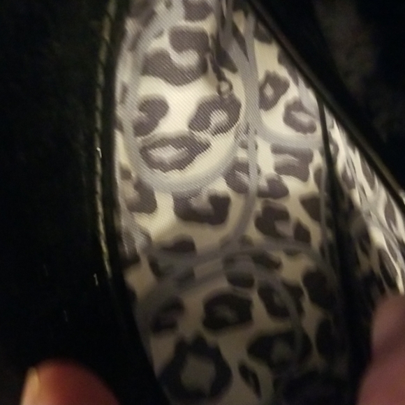Coach poppy wristlet comes with black coach tag silver writing over black - Picture 5 of 7